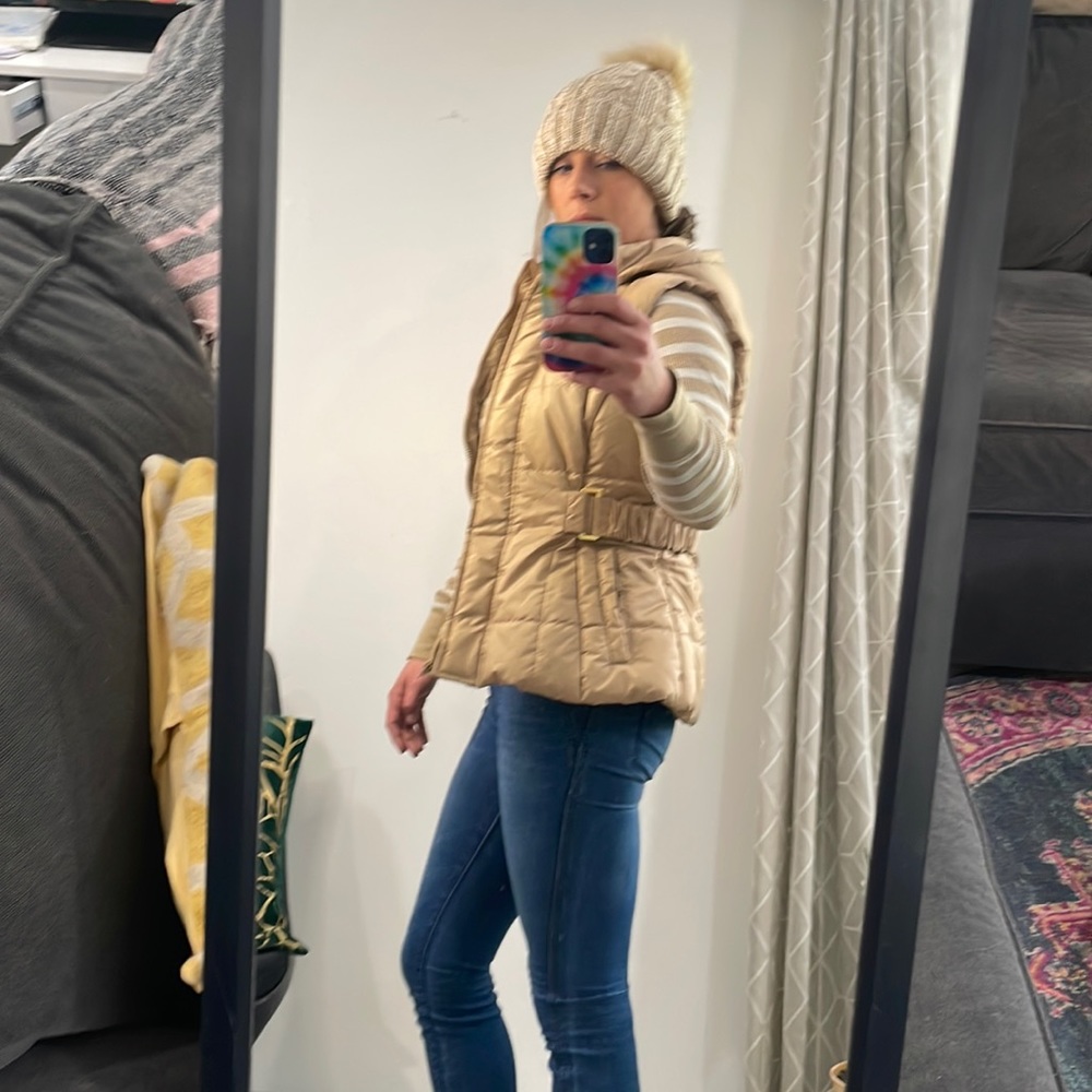 Puffer vest New York and Company with detachable hood and gold accents